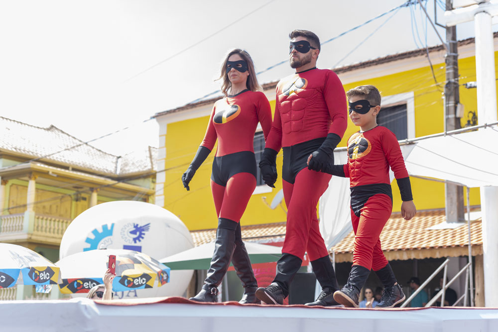 Desfile de heróis em homenagem ao dia dos pais no Liquida Jacutinga