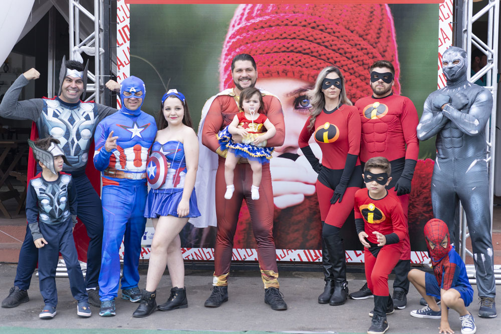Desfile de heróis em homenagem ao dia dos pais no Liquida Jacutinga
